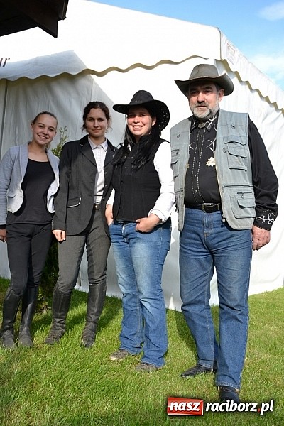 Zdjęcie w galerii na portalu naszraciborz.pl: W Bieńkowicach szli po polach starodawnym zwyczajem wiadomości z regionu