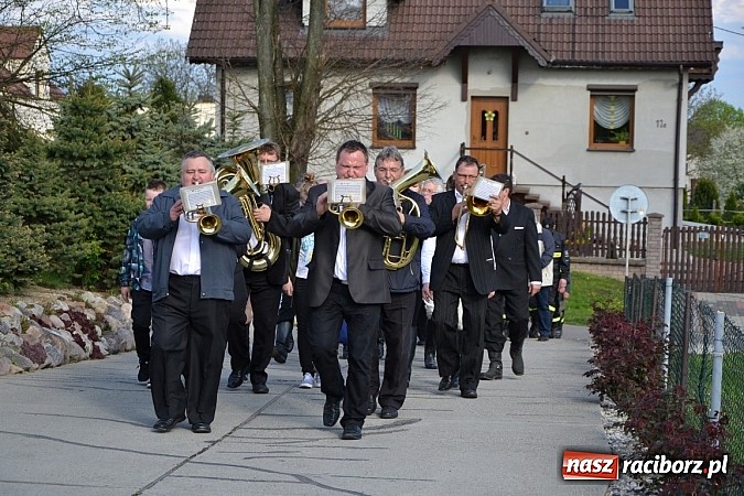 Zdjęcie w galerii na portalu naszraciborz.pl: W Bieńkowicach szli po polach starodawnym zwyczajem wiadomości z regionu