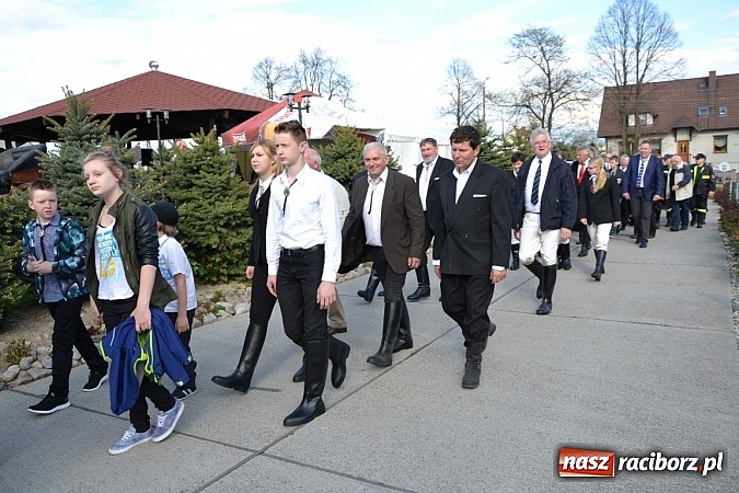 Zdjęcie w galerii na portalu naszraciborz.pl: W Bieńkowicach szli po polach starodawnym zwyczajem wiadomości z regionu