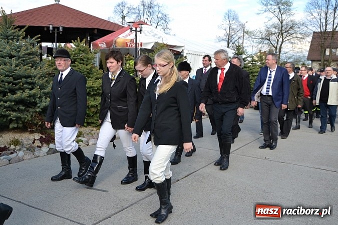 Zdjęcie w galerii na portalu naszraciborz.pl: W Bieńkowicach szli po polach starodawnym zwyczajem wiadomości z regionu