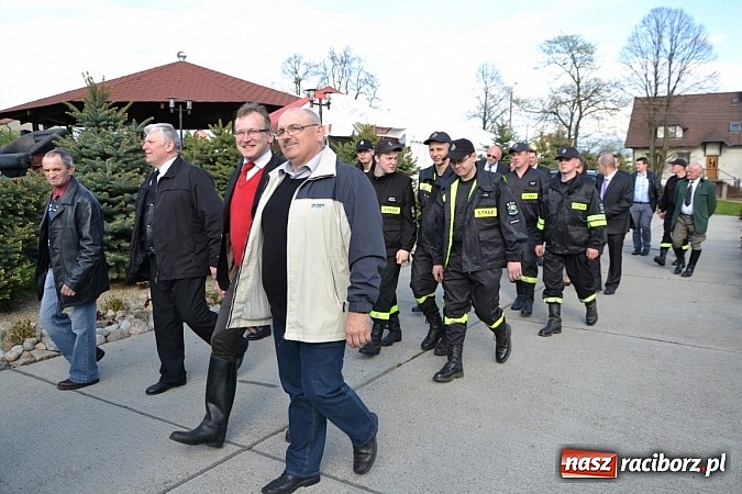 Zdjęcie w galerii na portalu naszraciborz.pl: W Bieńkowicach szli po polach starodawnym zwyczajem wiadomości z regionu