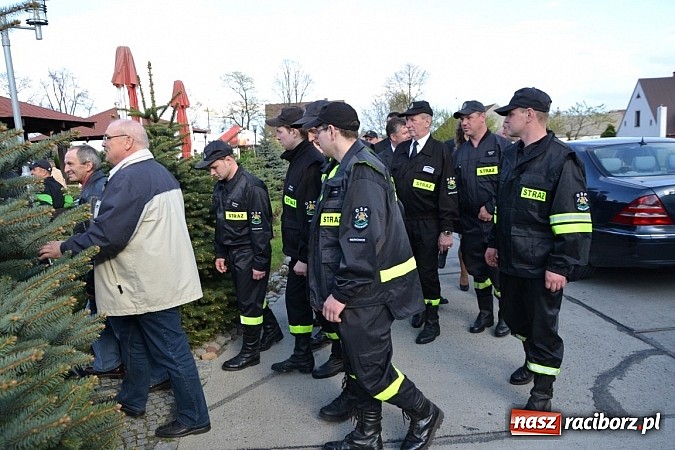 Zdjęcie w galerii na portalu naszraciborz.pl: W Bieńkowicach szli po polach starodawnym zwyczajem wiadomości z regionu