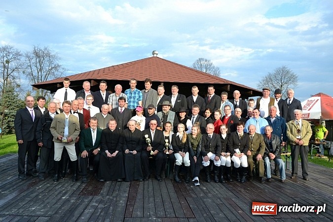 Zdjęcie w galerii na portalu naszraciborz.pl: W Bieńkowicach szli po polach starodawnym zwyczajem wiadomości z regionu