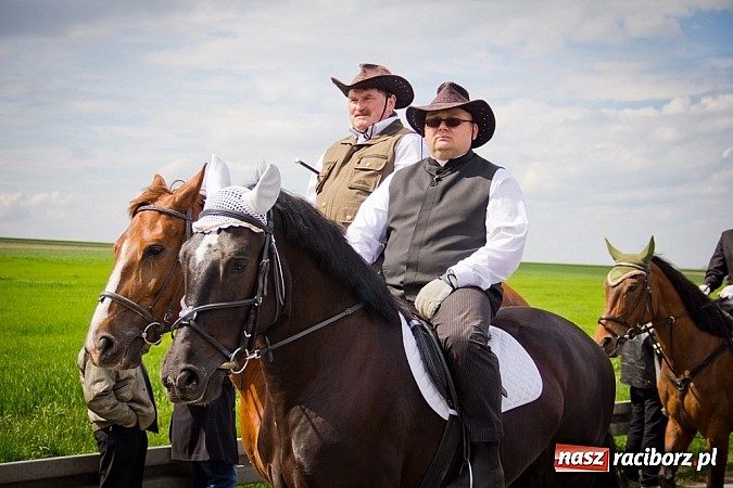 Zdjęcie w galerii na portalu naszraciborz.pl: Sudolskie wielkanocne rajtowanie, czyli cwałem po Topolowej wiadomości z regionu