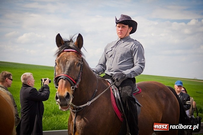 Zdjęcie w galerii na portalu naszraciborz.pl: Sudolskie wielkanocne rajtowanie, czyli cwałem po Topolowej wiadomości z regionu