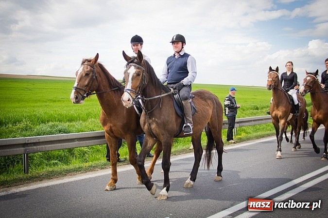 Zdjęcie w galerii na portalu naszraciborz.pl: Sudolskie wielkanocne rajtowanie, czyli cwałem po Topolowej wiadomości z regionu