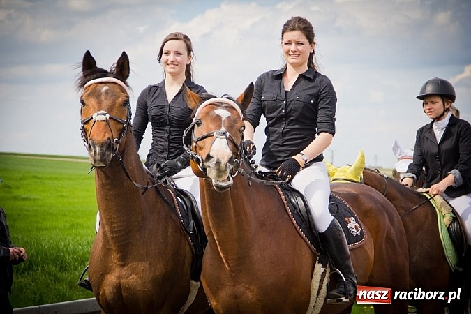 Zdjęcie w galerii na portalu naszraciborz.pl: Sudolskie wielkanocne rajtowanie, czyli cwałem po Topolowej wiadomości z regionu