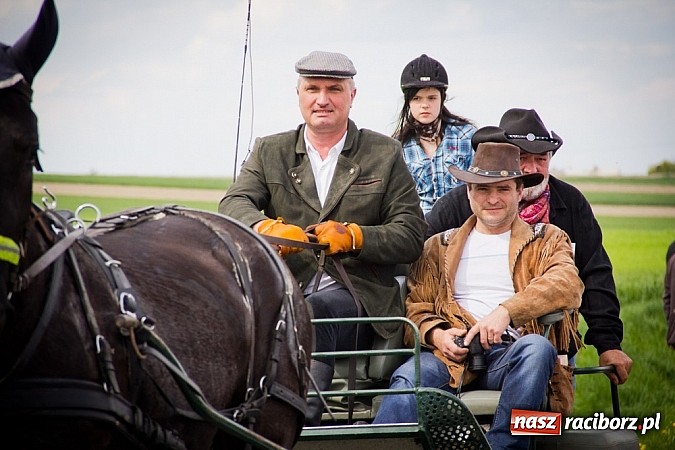 Zdjęcie w galerii na portalu naszraciborz.pl: Sudolskie wielkanocne rajtowanie, czyli cwałem po Topolowej wiadomości z regionu