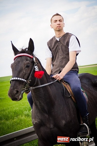 Zdjęcie w galerii na portalu naszraciborz.pl: Sudolskie wielkanocne rajtowanie, czyli cwałem po Topolowej wiadomości z regionu