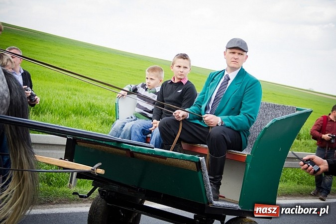 Zdjęcie w galerii na portalu naszraciborz.pl: Sudolskie wielkanocne rajtowanie, czyli cwałem po Topolowej wiadomości z regionu