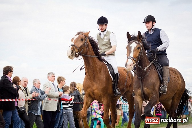 Zdjęcie w galerii na portalu naszraciborz.pl: Sudolskie wielkanocne rajtowanie, czyli cwałem po Topolowej wiadomości z regionu
