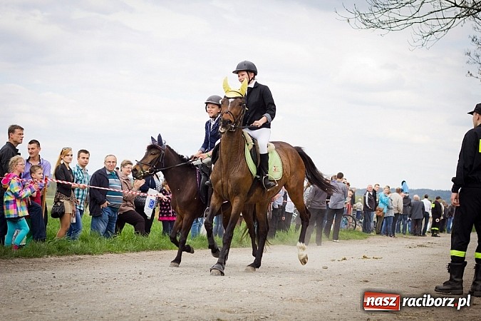 Zdjęcie w galerii na portalu naszraciborz.pl: Sudolskie wielkanocne rajtowanie, czyli cwałem po Topolowej wiadomości z regionu
