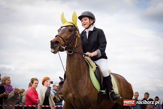 Zdjęcie w galerii na portalu naszraciborz.pl: Sudolskie wielkanocne rajtowanie, czyli cwałem po Topolowej wiadomości z regionu