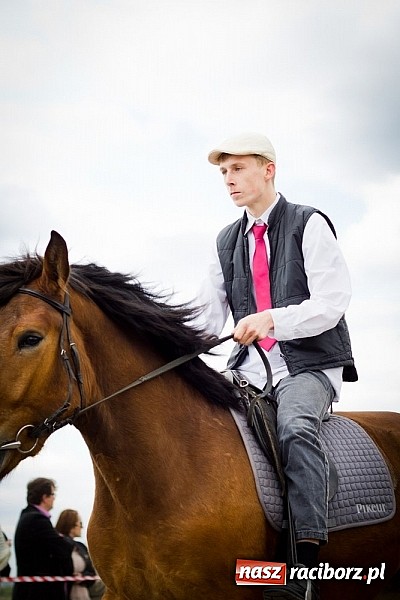 Zdjęcie w galerii na portalu naszraciborz.pl: Sudolskie wielkanocne rajtowanie, czyli cwałem po Topolowej wiadomości z regionu