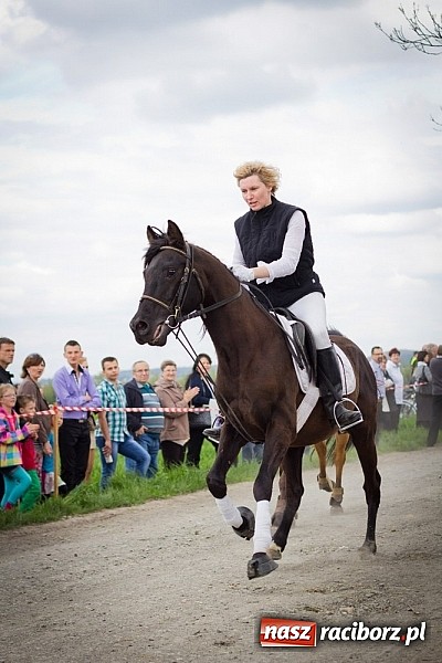 Zdjęcie w galerii na portalu naszraciborz.pl: Sudolskie wielkanocne rajtowanie, czyli cwałem po Topolowej wiadomości z regionu