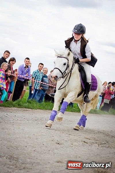 Zdjęcie w galerii na portalu naszraciborz.pl: Sudolskie wielkanocne rajtowanie, czyli cwałem po Topolowej wiadomości z regionu