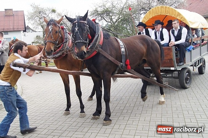 Zdjęcie w galerii na portalu naszraciborz.pl: Na procesję wielkanocną w Zawadzie Ks. z całego regionu  wiadomości z regionu