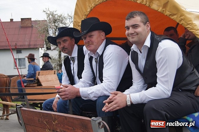 Zdjęcie w galerii na portalu naszraciborz.pl: Na procesję wielkanocną w Zawadzie Ks. z całego regionu  wiadomości z regionu