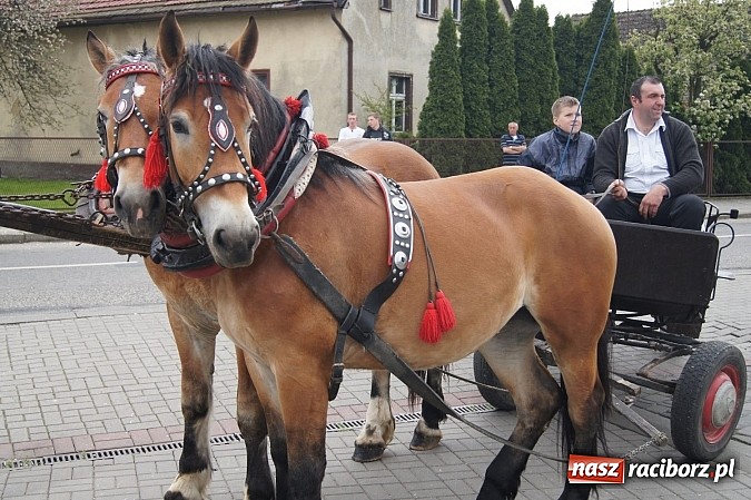 Zdjęcie w galerii na portalu naszraciborz.pl: Na procesję wielkanocną w Zawadzie Ks. z całego regionu  wiadomości z regionu