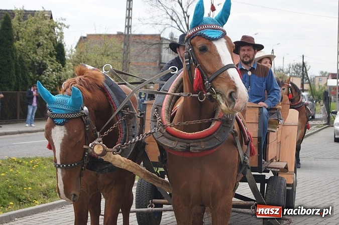 Zdjęcie w galerii na portalu naszraciborz.pl: Na procesję wielkanocną w Zawadzie Ks. z całego regionu  wiadomości z regionu