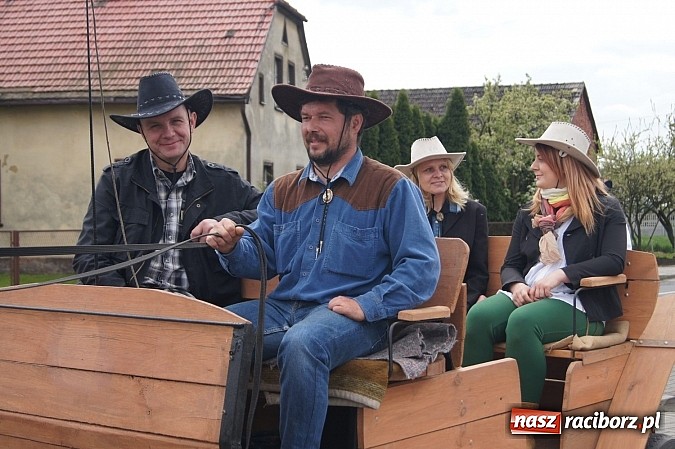 Zdjęcie w galerii na portalu naszraciborz.pl: Na procesję wielkanocną w Zawadzie Ks. z całego regionu  wiadomości z regionu