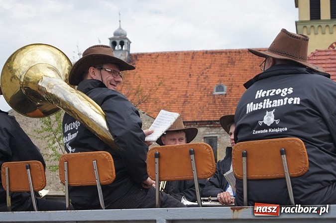 Zdjęcie w galerii na portalu naszraciborz.pl: Na procesję wielkanocną w Zawadzie Ks. z całego regionu  wiadomości z regionu