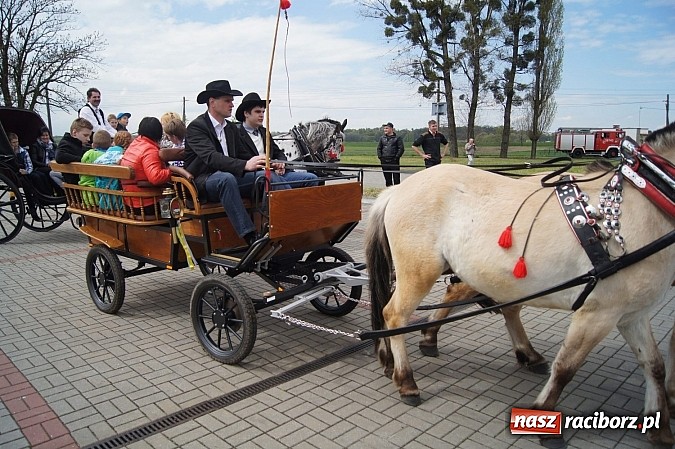 Zdjęcie w galerii na portalu naszraciborz.pl: Na procesję wielkanocną w Zawadzie Ks. z całego regionu  wiadomości z regionu