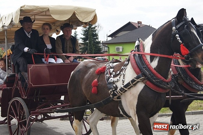 Zdjęcie w galerii na portalu naszraciborz.pl: Na procesję wielkanocną w Zawadzie Ks. z całego regionu  wiadomości z regionu