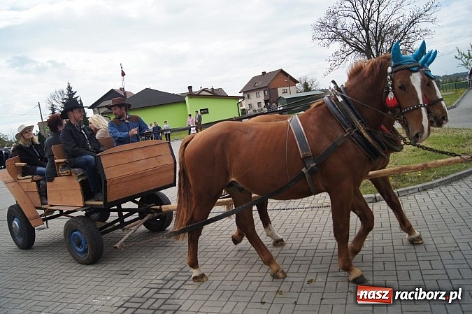 Zdjęcie w galerii na portalu naszraciborz.pl: Na procesję wielkanocną w Zawadzie Ks. z całego regionu  wiadomości z regionu