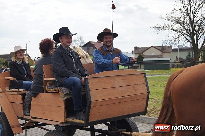 Zdjęcie w galerii na portalu naszraciborz.pl: Na procesję wielkanocną w Zawadzie Ks. z całego regionu  wiadomości z regionu