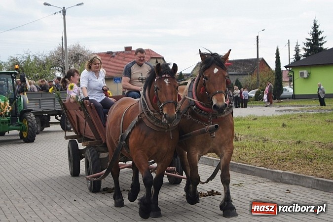 Zdjęcie w galerii na portalu naszraciborz.pl: Na procesję wielkanocną w Zawadzie Ks. z całego regionu  wiadomości z regionu
