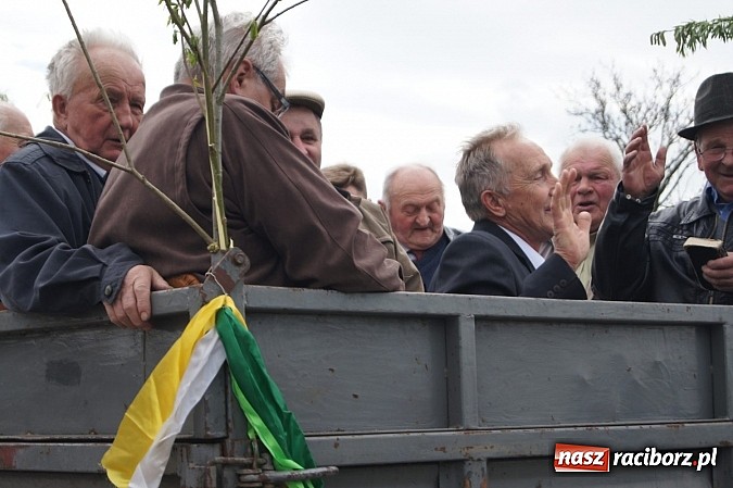 Zdjęcie w galerii na portalu naszraciborz.pl: Na procesję wielkanocną w Zawadzie Ks. z całego regionu  wiadomości z regionu