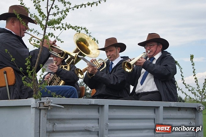 Zdjęcie w galerii na portalu naszraciborz.pl: Na procesję wielkanocną w Zawadzie Ks. z całego regionu  wiadomości z regionu