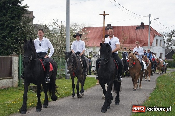 Zdjęcie w galerii na portalu naszraciborz.pl: Na procesję wielkanocną w Zawadzie Ks. z całego regionu  wiadomości z regionu