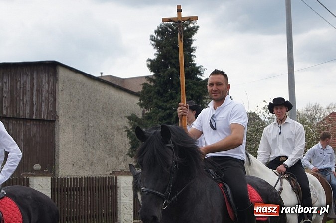 Zdjęcie w galerii na portalu naszraciborz.pl: Na procesję wielkanocną w Zawadzie Ks. z całego regionu  wiadomości z regionu