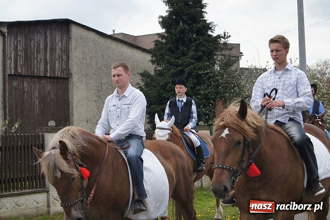 Zdjęcie w galerii na portalu naszraciborz.pl: Na procesję wielkanocną w Zawadzie Ks. z całego regionu  wiadomości z regionu
