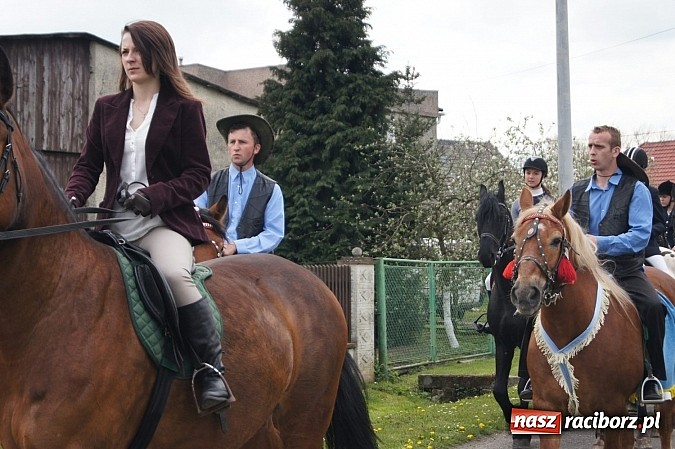 Zdjęcie w galerii na portalu naszraciborz.pl: Na procesję wielkanocną w Zawadzie Ks. z całego regionu  wiadomości z regionu