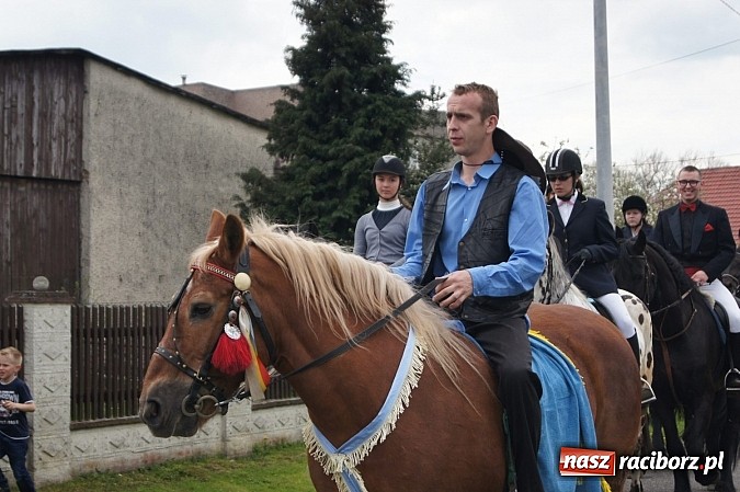 Zdjęcie w galerii na portalu naszraciborz.pl: Na procesję wielkanocną w Zawadzie Ks. z całego regionu  wiadomości z regionu