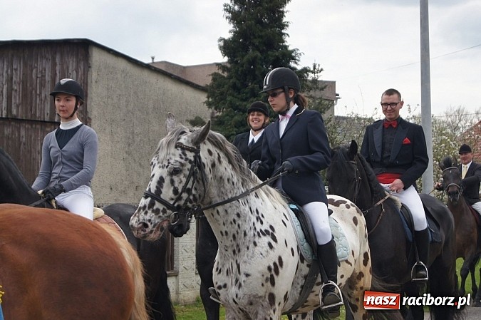 Zdjęcie w galerii na portalu naszraciborz.pl: Na procesję wielkanocną w Zawadzie Ks. z całego regionu  wiadomości z regionu
