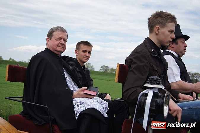 Zdjęcie w galerii na portalu naszraciborz.pl: Na procesję wielkanocną w Zawadzie Ks. z całego regionu  wiadomości z regionu