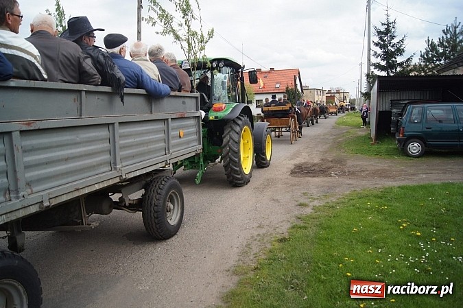 Zdjęcie w galerii na portalu naszraciborz.pl: Na procesję wielkanocną w Zawadzie Ks. z całego regionu  wiadomości z regionu