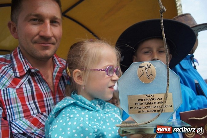 Zdjęcie w galerii na portalu naszraciborz.pl: Na procesję wielkanocną w Zawadzie Ks. z całego regionu  wiadomości z regionu