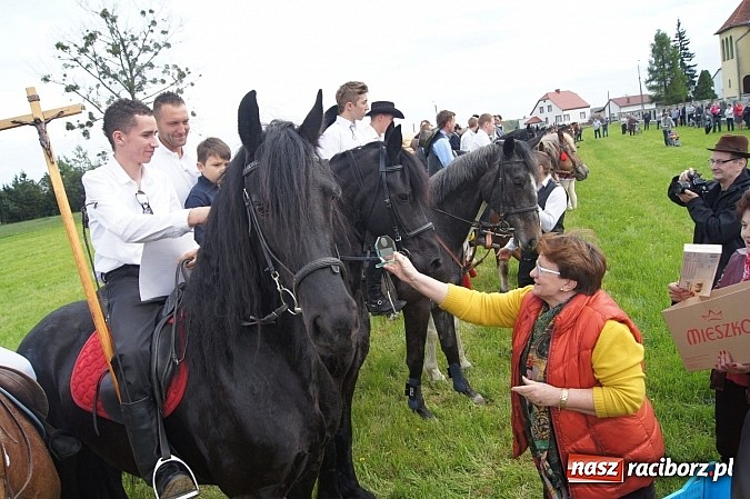 Zdjęcie w galerii na portalu naszraciborz.pl: Na procesję wielkanocną w Zawadzie Ks. z całego regionu  wiadomości z regionu