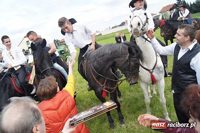 Zdjęcie w galerii na portalu naszraciborz.pl: Na procesję wielkanocną w Zawadzie Ks. z całego regionu  wiadomości z regionu
