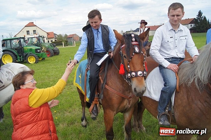 Zdjęcie w galerii na portalu naszraciborz.pl: Na procesję wielkanocną w Zawadzie Ks. z całego regionu  wiadomości z regionu