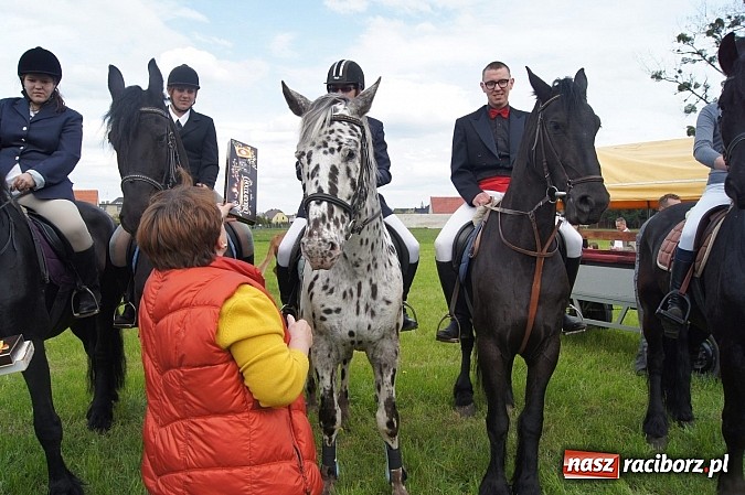 Zdjęcie w galerii na portalu naszraciborz.pl: Na procesję wielkanocną w Zawadzie Ks. z całego regionu  wiadomości z regionu