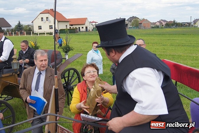Zdjęcie w galerii na portalu naszraciborz.pl: Na procesję wielkanocną w Zawadzie Ks. z całego regionu  wiadomości z regionu