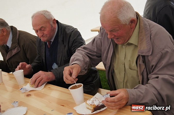 Zdjęcie w galerii na portalu naszraciborz.pl: Na procesję wielkanocną w Zawadzie Ks. z całego regionu  wiadomości z regionu