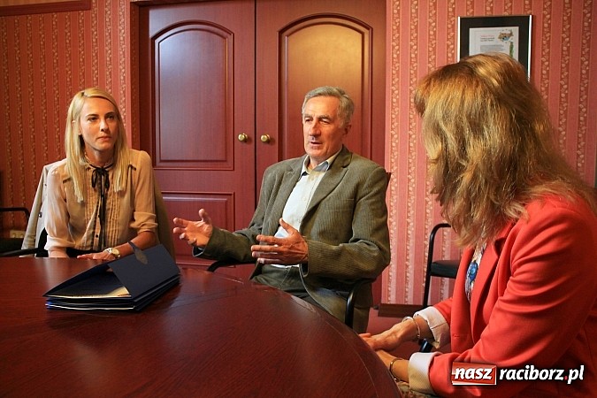Zdjęcie w galerii na portalu naszraciborz.pl: Justyna Kasprzycka, 4. zawodniczka Mistrzostw Świata w Sopocie, z wizytą w magistracie wiadomości z regionu
