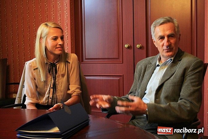Zdjęcie w galerii na portalu naszraciborz.pl: Justyna Kasprzycka, 4. zawodniczka Mistrzostw Świata w Sopocie, z wizytą w magistracie wiadomości z regionu